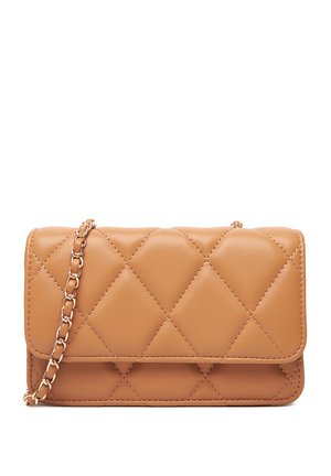 Brązowa pikowana skórzana torebka na ramię z złotym łańcuszkowym paskiem i zapięciem na klapę, na białym tle.