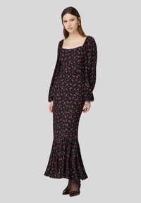 Abito nero floreale con maniche lunghe e puff, scollatura quadrata, corpetto aderente e orlo svasato. Presenta motivi di fiori rossi.