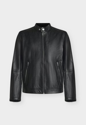Veste en cuir noire avec col montant, fermeture éclair frontale, bouton-pression et deux poches latérales zippées.
