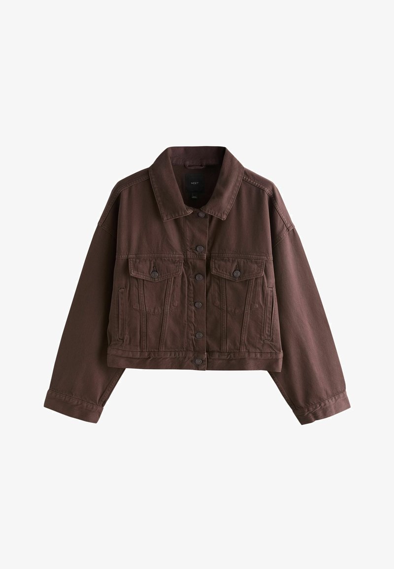 Veste en denim marron raccourcie avec fermeture à boutons, poches poitrine à rabat, poches latérales et manches longues.