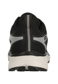 Svart atletiksko med en texturerad mesh-överdel, grå detaljer, reflexelement och en vadderad vit sula, sedd bakifrån.