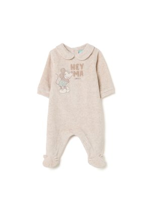 Pijama de felpa rosa claro para bebé con cuello estilo Peter Pan, que presenta un gráfico de un personaje de dibujos animados y el texto "HEY MA SMILE". Incluye botines.