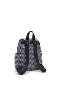 Navyfarbener Rucksack mit weißen geometrischen Formen, verstellbaren schwarzen Trägern und silbernen Beschlägen. Verfügt über zwei seitliche Taschen und einen Reißverschluss.