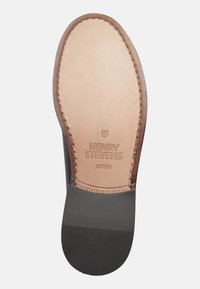 Semelle en cuir noir avec un bord en cuir marron, estampillée de la marque "HENRY STEVENS BERLIN" et dotée d'une semelle en caoutchouc nervurée au fond.