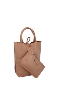 Kohvatooni nahast käekott, millel on tekstureeritud pind, kaks käepidet ja eemaldatav lukuga kott, mis on kinnitatud rihma abil. Lihtne, risttahukakujuline disain.