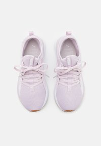 Scarpe da ginnastica lilla con tessuto a rete, design con lacci, colletto imbottito e dettagli bianchi a contrasto. Suola in gomma per aderenza.