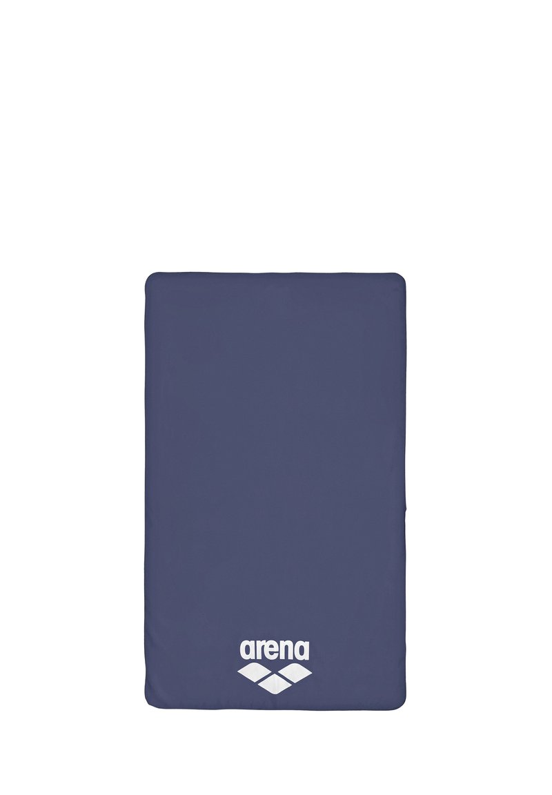 Borsa da nuoto in neoprene blu navy con texture liscia. Presenta un logo "arena" bianco prominente nella parte inferiore e una forma rettangolare.