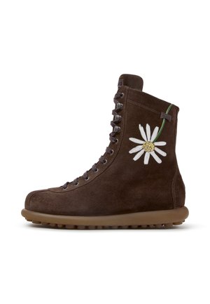Brauner Wildleder-High-Top-Stiefel mit Schnürung vorne und weißem Gänseblümchen-Design an der Außenseite, mit dicker Gummisohle.