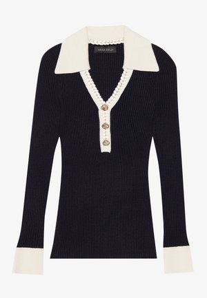 Pull en maille côtelée bleu marine avec un col blanc, en V, patte de boutonnage à quatre boutons dorés et accents blancs au niveau des poignets.