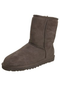 Bota de tobillo de ante gris con forro interior suave, punta redondeada y costuras reforzadas a lo largo del lateral. Suela de goma plana para tracción.