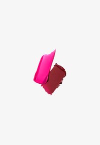 Romige lippenstift swatches: felroze en diep rozerood. Soepele textuur met glanzende en matte afwerkingen, die een levendig kleurcontrast laten zien.