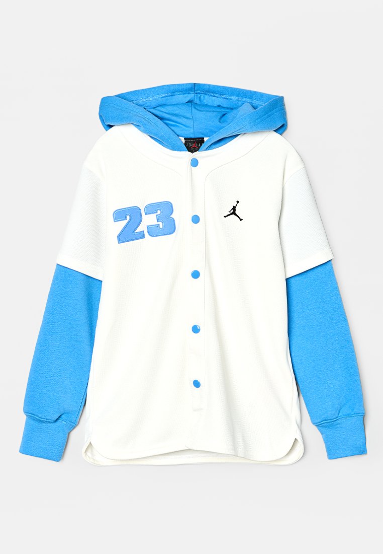 Weißer und hellblauer Hoodie mit kurzen Ärmeln, mit Knopfverschluss, der Zahl "23" auf der Vorderseite und schwarzem Jordan-Logo auf der Brust.