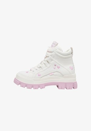 Hvit høy-toppsneaker med rosa hjerte mønstre, teksturert stoff og en tykk rosa såle med lagdelt design. Forsterkede hull inkludert.