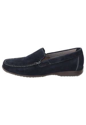 Chaussure slip-on en daim marine avec des coutures blanches, un bout arrondi et une semelle en caoutchouc texturé. L'intérieur est doté d'une doublure en tissu rayé.