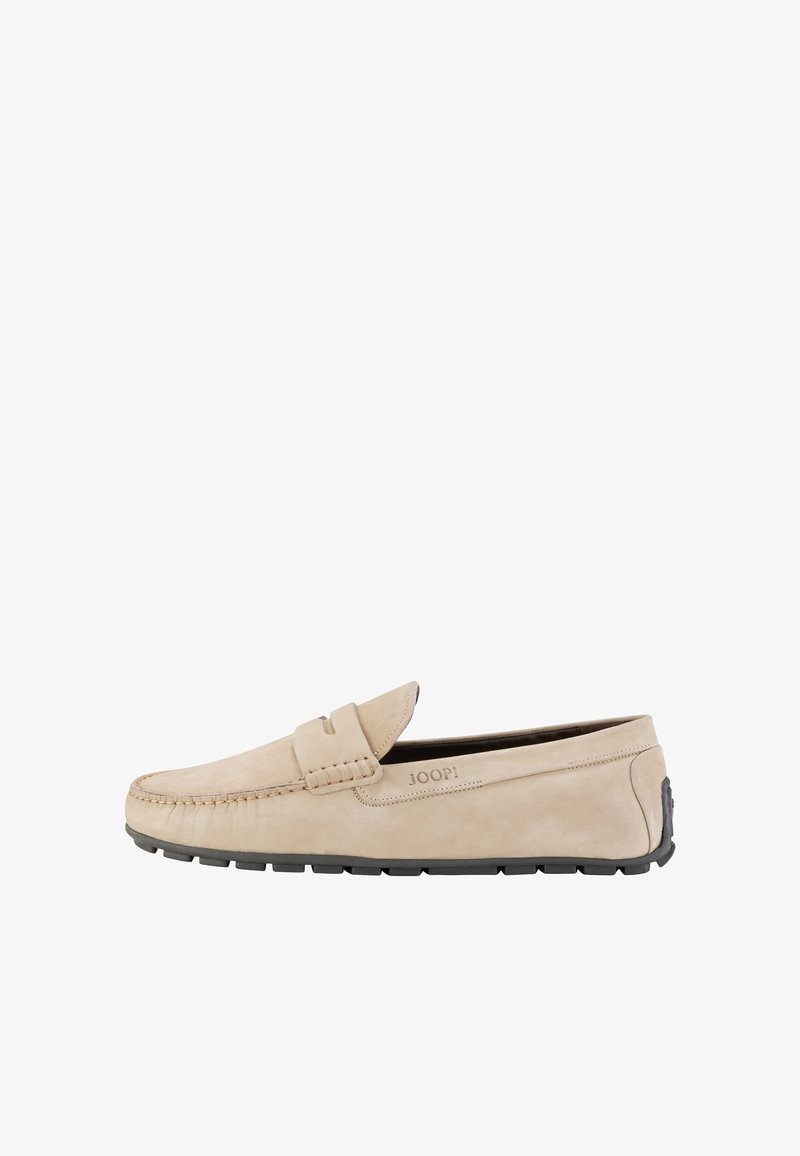 Beiger Wildleder-Slipper mit einer abgesteppten Zehe, einem dekorativen Riemen und einer kontrastierenden schwarzen Gummisohle. Verfügt über ein eingeprägtes Markenlogo an der Seite.