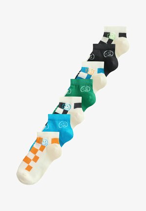 Zeven paar enkelsokken in verschillende kleuren, elk met dambordpatronen en kleine geborduurde speelse glimlachende gezichtjes.