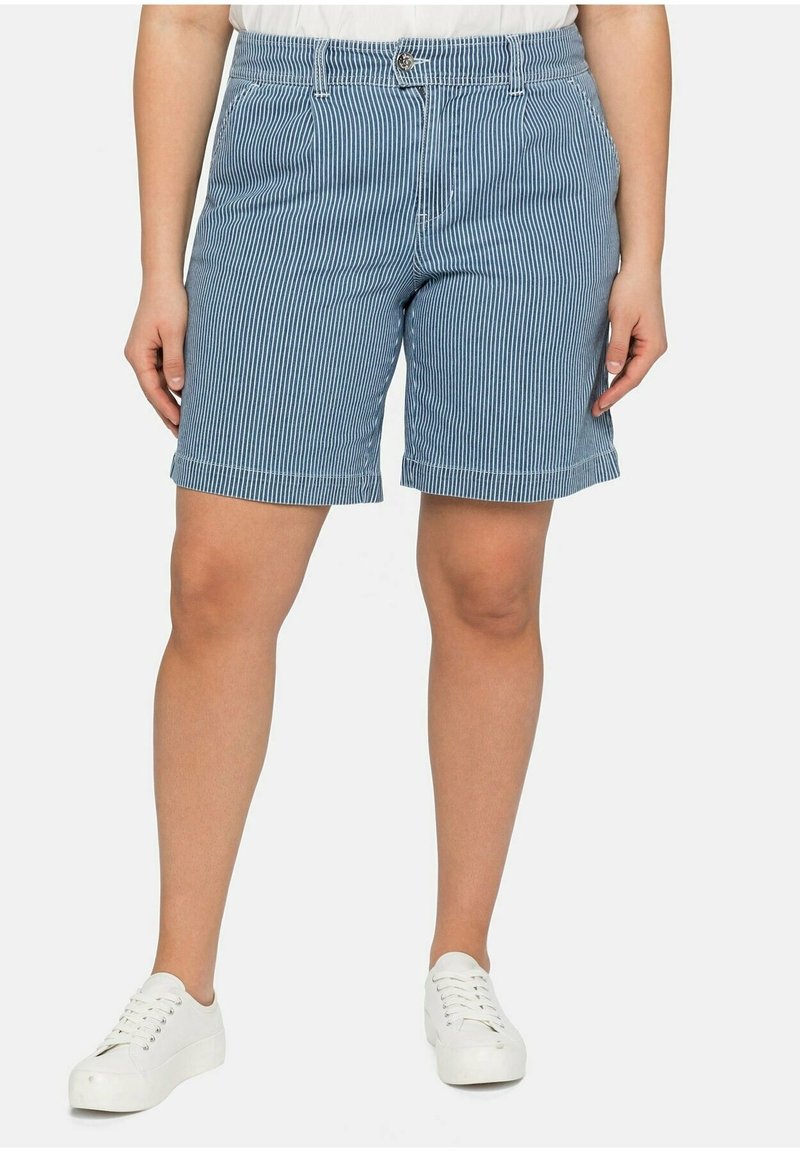 Siniset ja valkoiset raidalliset shortsit, jotka on valmistettu puuvillasekoituksesta. Shortsissa on etupainike, kaksi sivutaskua ja rento leikkaus.