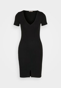 Robe noire ajustée à manches courtes avec col en V et petite fente devant, présentée sur un fond blanc uni.