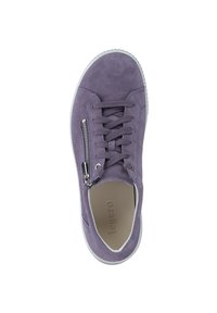 Sneaker in suede viola con punta rotonda, chiusura con lacci e zip laterale. Presenta una suola in gomma bianca con dettagli testurizzati.