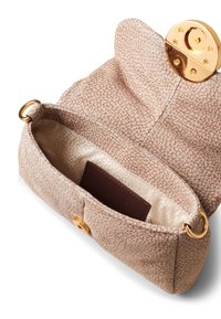 Beige Handtasche mit strukturiertem Finish, goldener runder Schnalle und Innenfutter. Verfügt über eine Innentasche und goldene Hardware-Akzente.