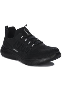 Czarny but sportowy z siateczkowym wierzchem, fakturowanymi akcentami, elastycznymi sznurowadłami oraz amortyzowaną podeszwą z bieżnikiem zapewniającym przyczepność.