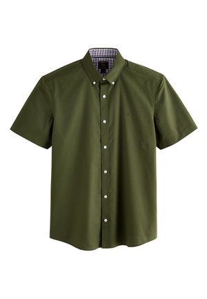 Chemise à manches courtes vert olive, boutonnée, col à boutons et logo brodé discret sur la poitrine gauche.