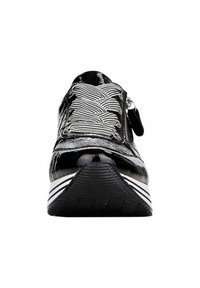 Baskets en cuir verni noir avec des lacets blancs rayés, une fermeture éclair sur le côté, et une semelle en caoutchouc noir texturée avec des rayures blanches.