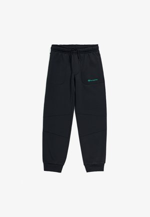 Pantalones jogger Champion negros con cintura elástica, cordón ajustable, bolsillos frontales, detalles de costura en las rodillas y logo bordado en el muslo izquierdo.