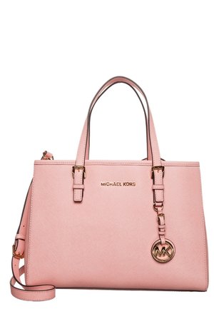 Sac à main rose Michael Kors avec deux poignées supérieures, bandoulière réglable et pendentif logo MK doré à l'avant.