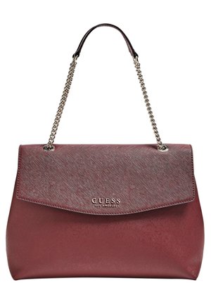 Sac à main Guess rouge vin avec rabat texturé, bandoulière chaîne argentée et petit logo métallique au centre devant.