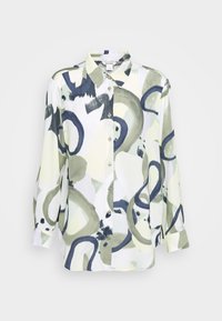 Camicia a maniche lunghe con bottoni, caratterizzata da forme astratte verde e blu navy su uno sfondo bianco, con colletto classico e vestibilità rilassata.