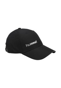 Gorra negra hecha de tela duradera, con una visera curva y una correa ajustable. En la parte frontal muestra un logo plateado.