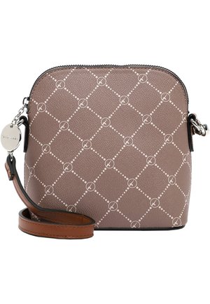 Sac en cuir marron en bandoulière avec un motif matelassé, des coutures blanches, une fermeture éclair et une sangle marron amovible. Présente une étiquette logo en métal.