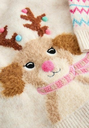 Pletený sveter s hnedým sobím tvárou s huňatou textúrou, ružovým nosom a viacfarebnými parohami na smotanovom pozadí.