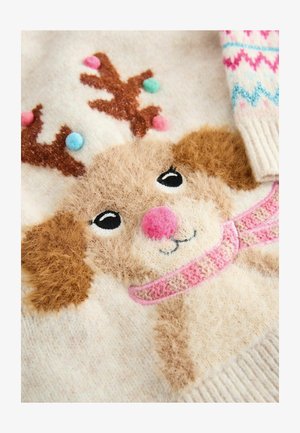 Sweter z dzianiny z twarzą renifera w kolorze beżowym o puszystej fakturze, różowym nosie i wielokolorowymi porożami, na kremowym tle.