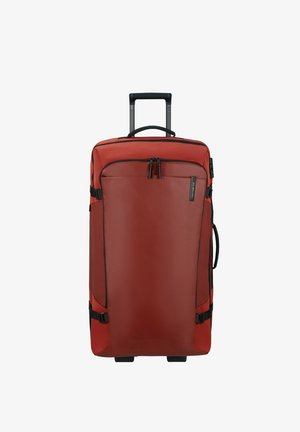 Roter Koffer mit Rädern aus strukturiertem Stoff, ausgestattet mit einem ausziehbaren Griff, doppelten Reißverschlüssen und verstellbaren Riemen an den Seiten.
