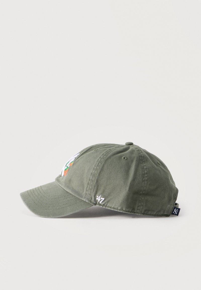 Gorra de béisbol de color verde oliva con visera curva, logo bordado en el frente, pequeño bordado "47" en el lateral y correa ajustable oscura con logo blanco.