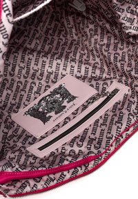 Rosa Innenraum einer Tasche mit sich wiederholenden schwarzen Textmustern. Enthält eine Reißverschlusstasche und ein Etikett mit filigranen schwarzen Details.