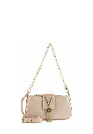 Petit sac à main rose métallique avec une chaîne dorée en bandoulière, un fermoir doré en forme de V, et une bandoulière amovible posée à côté.