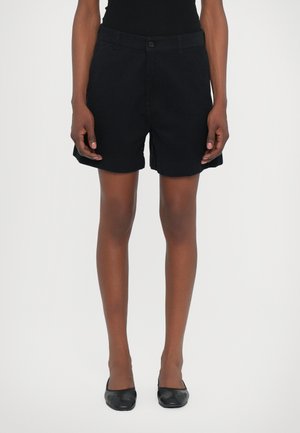 Svarte bomullsshorts med klassisk passform, med knappelukking og oppbrettede ermer. Glatt tekstur og minimale designdetaljer.