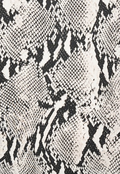 Μαύρο και άσπρο σχέδιο από δέρμα φιδιού με ακανόνιστα λέπια και ποικίλα σχήματα που δημιουργούν μια υφή παρόμοια με αυτή ερπετού.