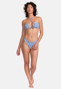 Modrý květinový bikiny set s bezramenným vrškem s klíčovou dírkou a vysokými nohavičkami, vyrobený z hladkého, lehkého materiálu.