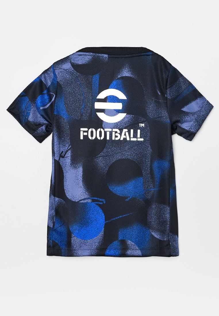 Maglia da football a maniche corte con motivo astratto in blu scuro e blu, con il testo stilizzato "FOOTBALL" e il logo in bianco sulla schiena.