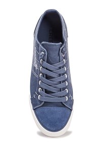 Sneaker in tela blu con punta arrotondata, suola in gomma bianca, lacci prominenti e dettagli di cucitura sottili all'esterno.