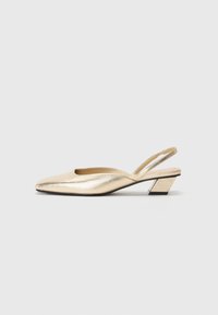 Slingback con tacco in metallo dorato, a punta, con tacco basso e texture liscia. Design minimalista con dettaglio di taglio laterale.