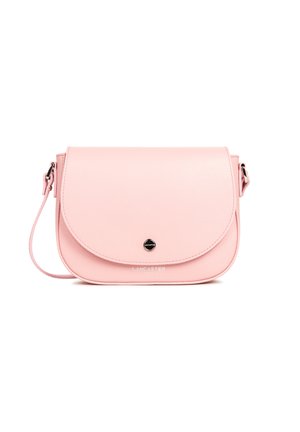 Sac en cuir rose avec rabat arrondi, détail du logo et une bandoulière détachable. Surface texturée et design minimaliste.