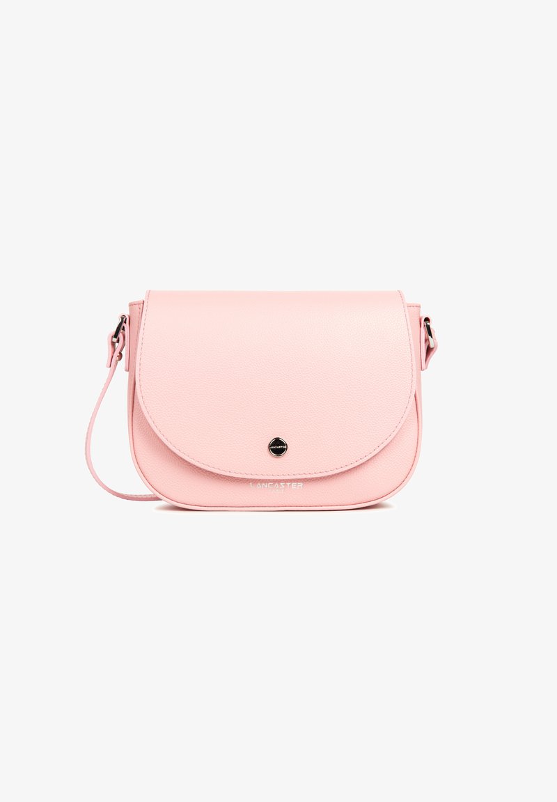 Borsa a tracolla in pelle rosa con pattina arrotondata, dettaglio del logo e tracolla rimovibile. Superficie testurizzata e design minimalista.