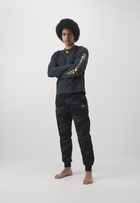 Venum UFC FIGHT WEEK 3.0 JOGGERS - Dresside alumine osa - black