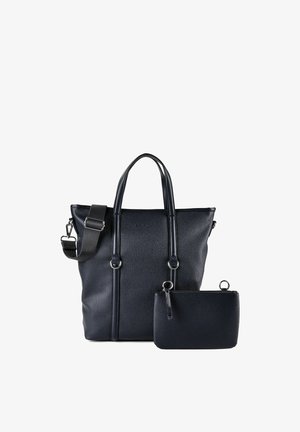 Bolso tote de cuero negro con doble asa y correa de hombro ajustable, acompañado de un estuche negro más pequeño a juego con cremallera.