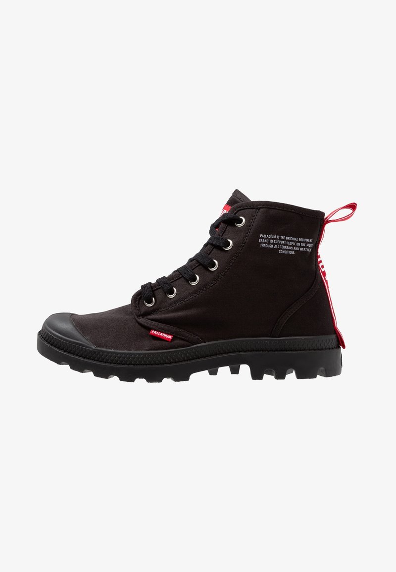 Botas de tobillo de lona negra con suela de goma, cordones con ojales, tirador rojo y marca en el costado. Suelas texturizadas para mayor tracción.